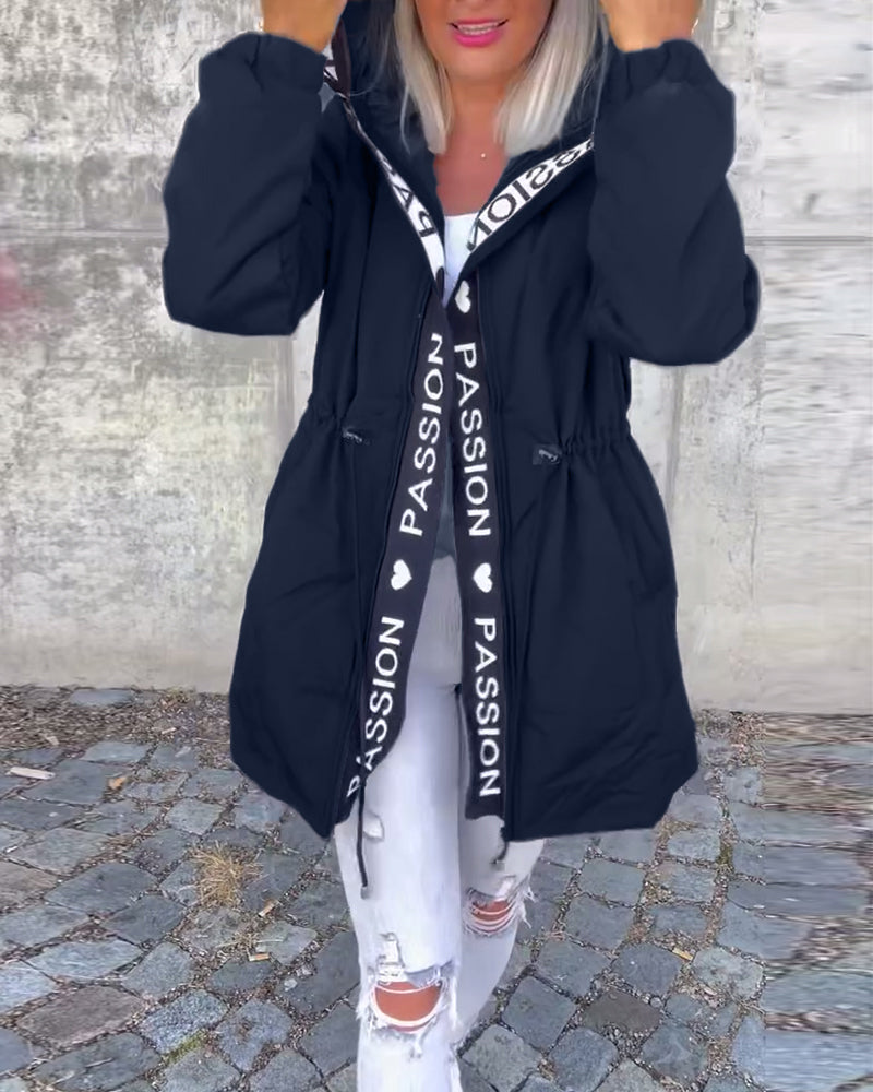 Casual jas met capuchon en trekkoord in letterpatroon