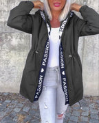 Casual jas met capuchon en trekkoord in letterpatroon