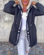 Casual jas met capuchon en trekkoord in letterpatroon