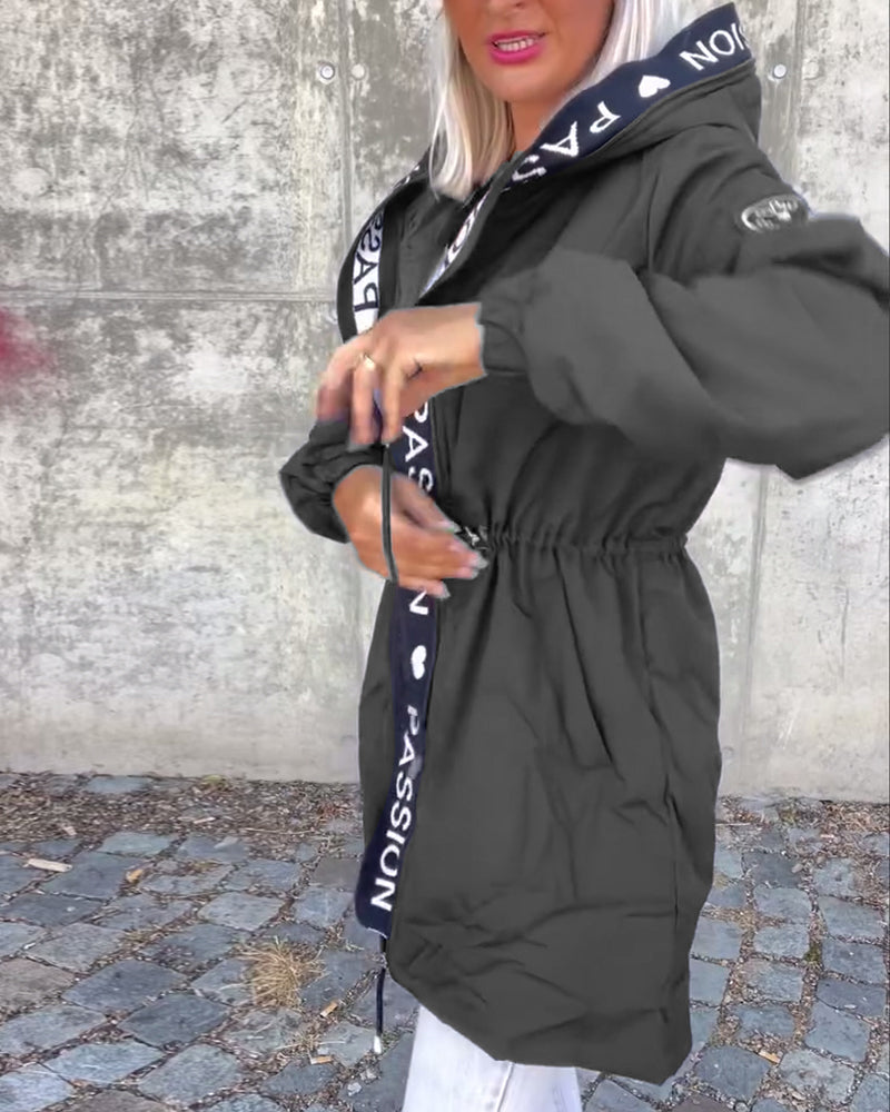 Casual jas met capuchon en trekkoord in letterpatroon