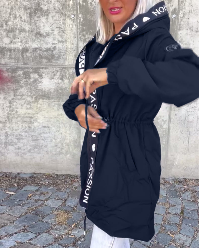 Casual jas met capuchon en trekkoord in letterpatroon