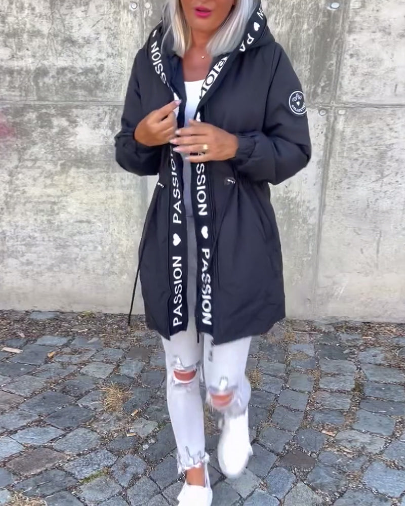 Casual jas met capuchon en trekkoord in letterpatroon