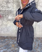Casual jas met capuchon en trekkoord in letterpatroon