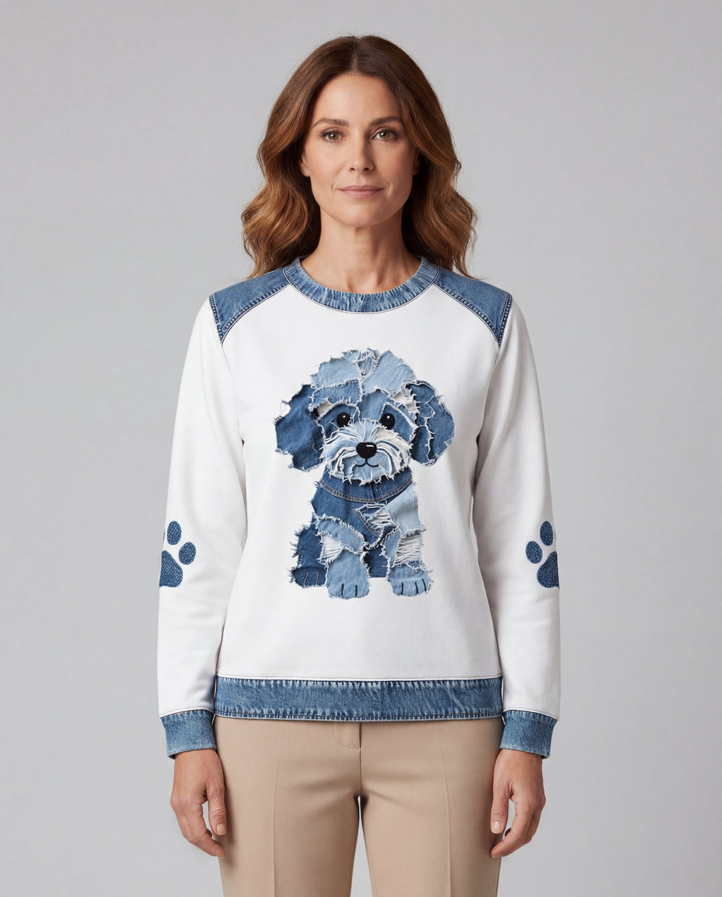 Schattige hond met patchwork denim