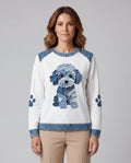 Schattige hond met patchwork denim